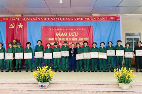 Đoàn trường THPT Hùng Vương tham gia buổi Giao Lưu " Thanh niên huyện Văn Lâm với nhiệm vụ  bảo vệ Tổ Quốc "